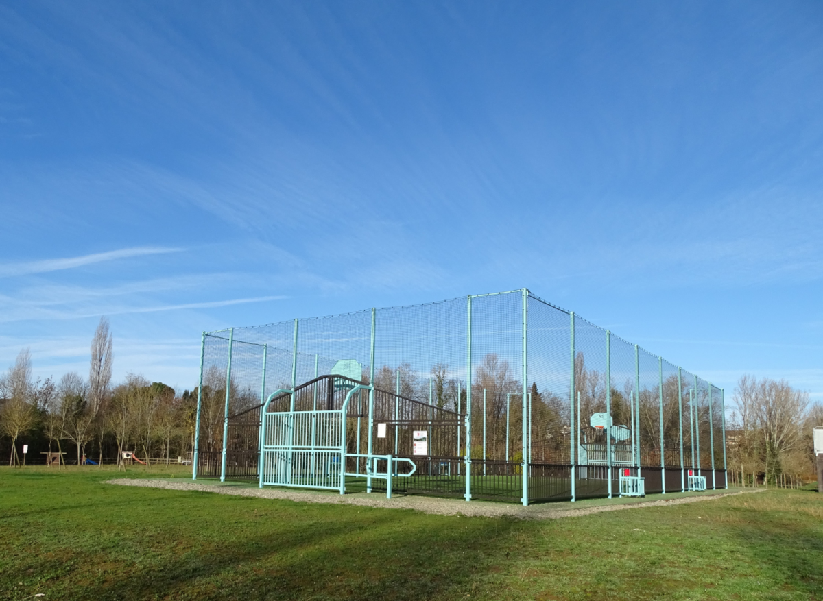 City stade structure métallique bleu ciel dans un parc arboré