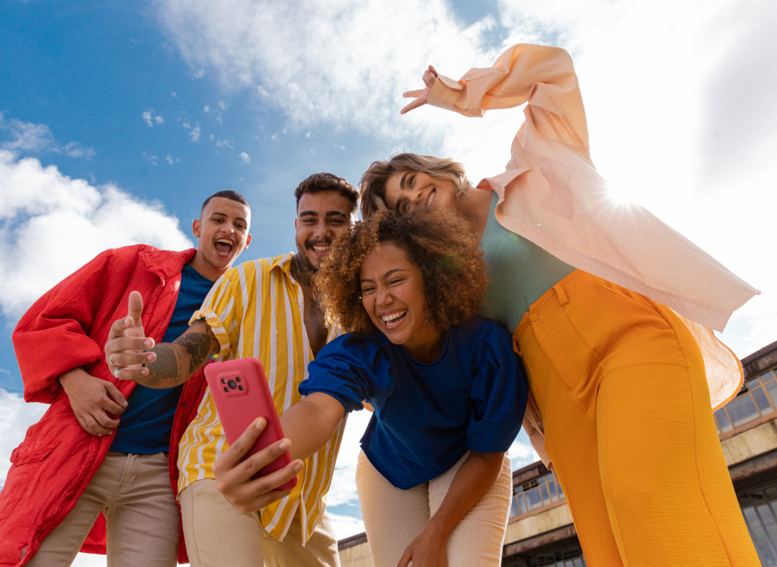 Ados ou pré adultes prenant une photo de groupe