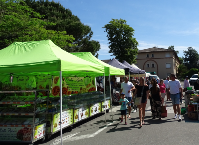 Exposants et habitants dimanche matin sous un ciel bleu