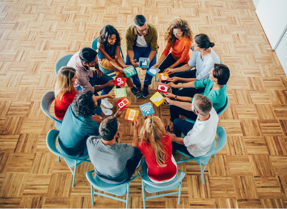 ensemble de personne en ronde bras tendus