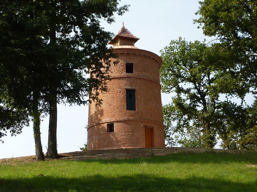 Pigeonnier rond en briques entouré d'arbres