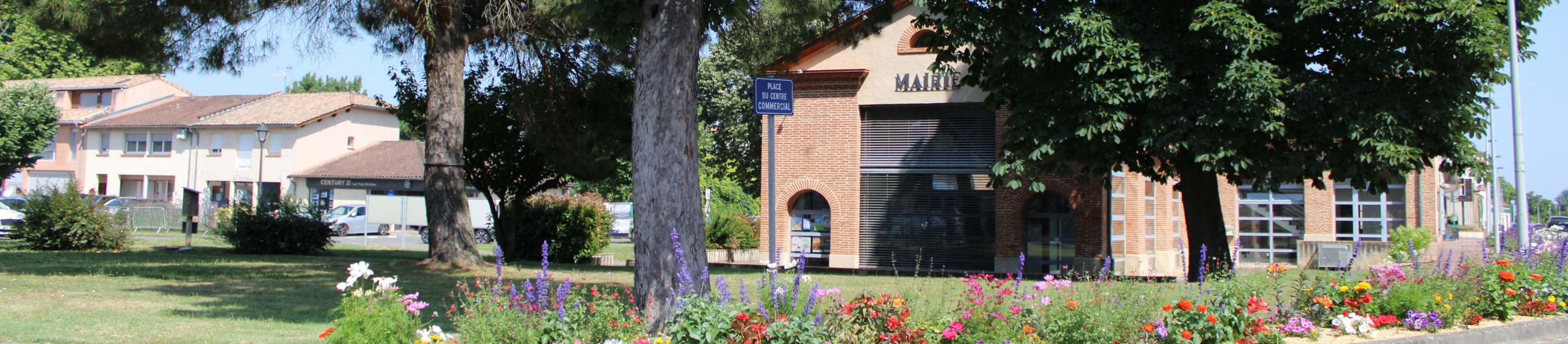 Mairie et massif en fleurs