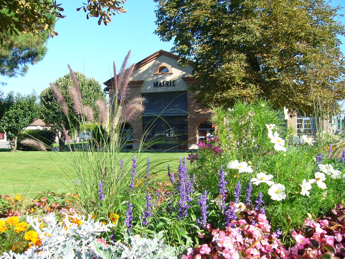 Mairie de Bressols vue de fleurs et façade de la mairie