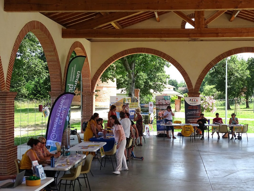 Sous la halle regroupement pour le village santé
