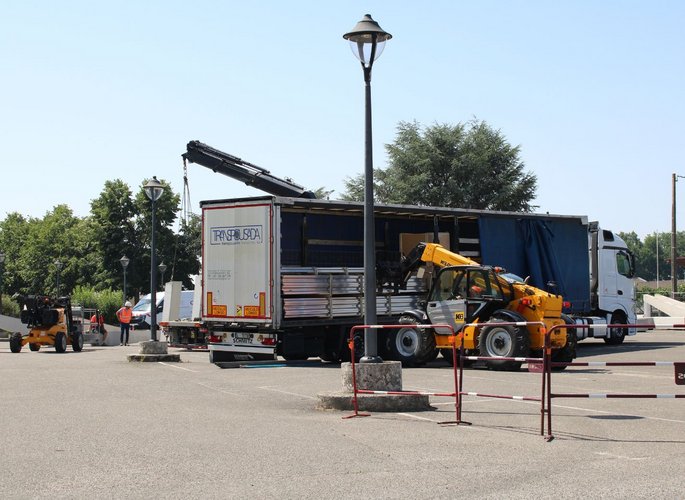 Camion et engins lourds sur le parking de la salle polyvalente