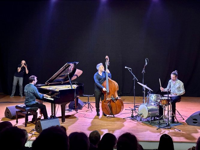Scène avec trois musiciens de Jazz et leur instruments