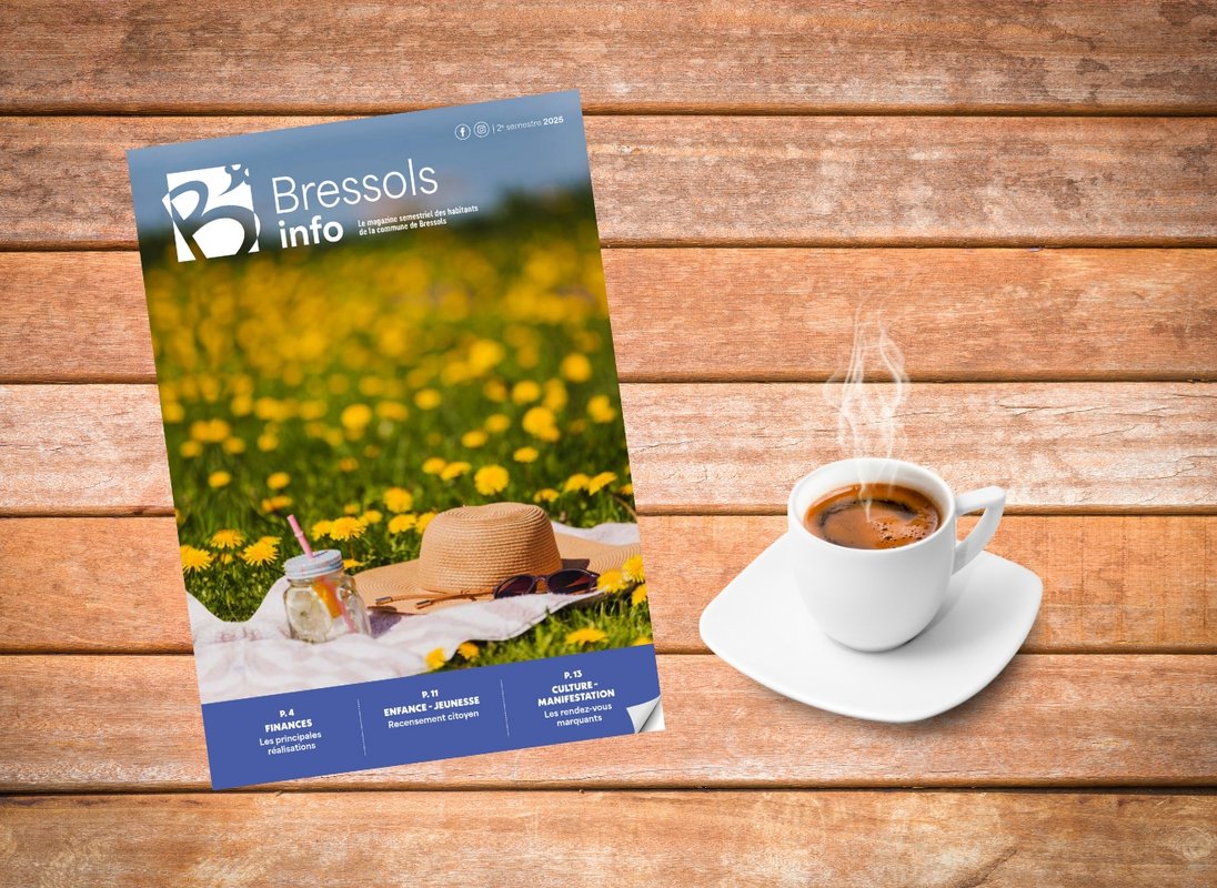 Couverture du magazine municipale sur table et café à côté