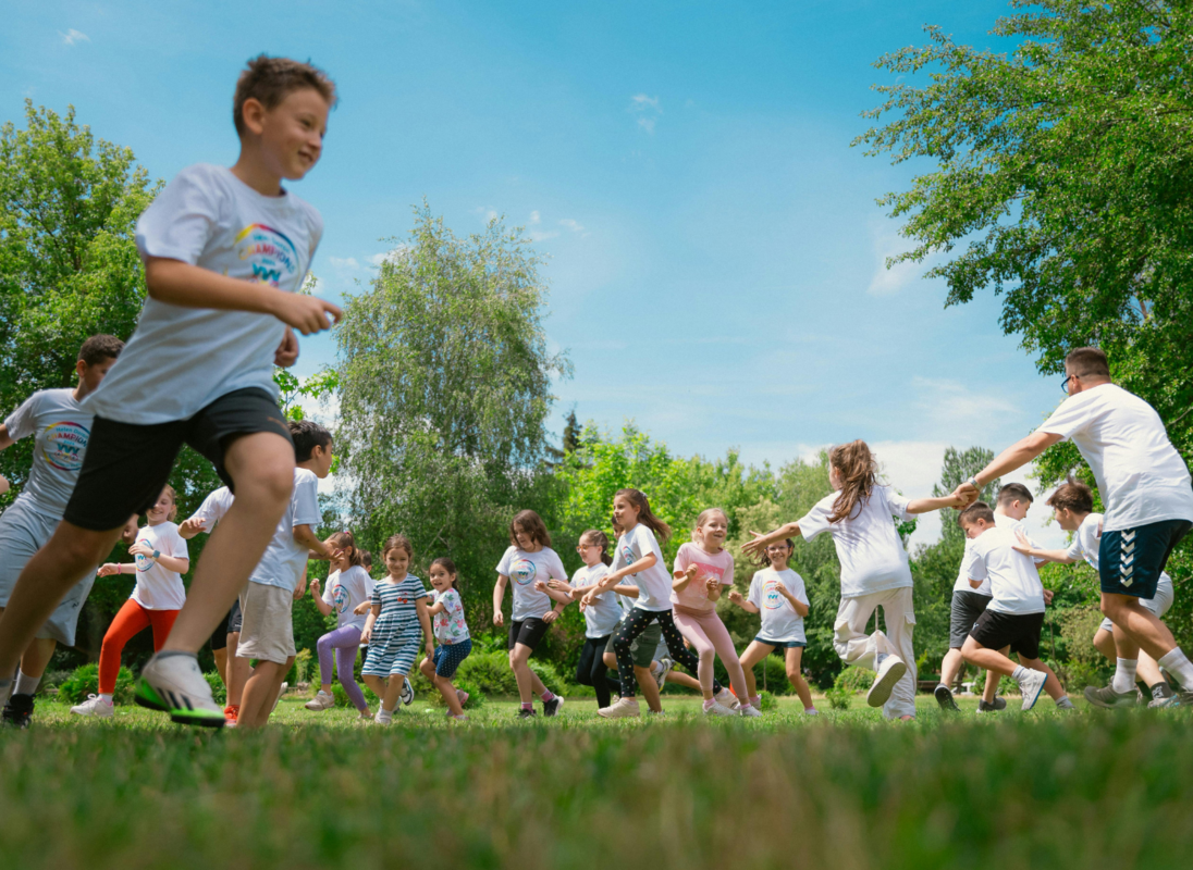 Enfants jouant dans un espace vert 
