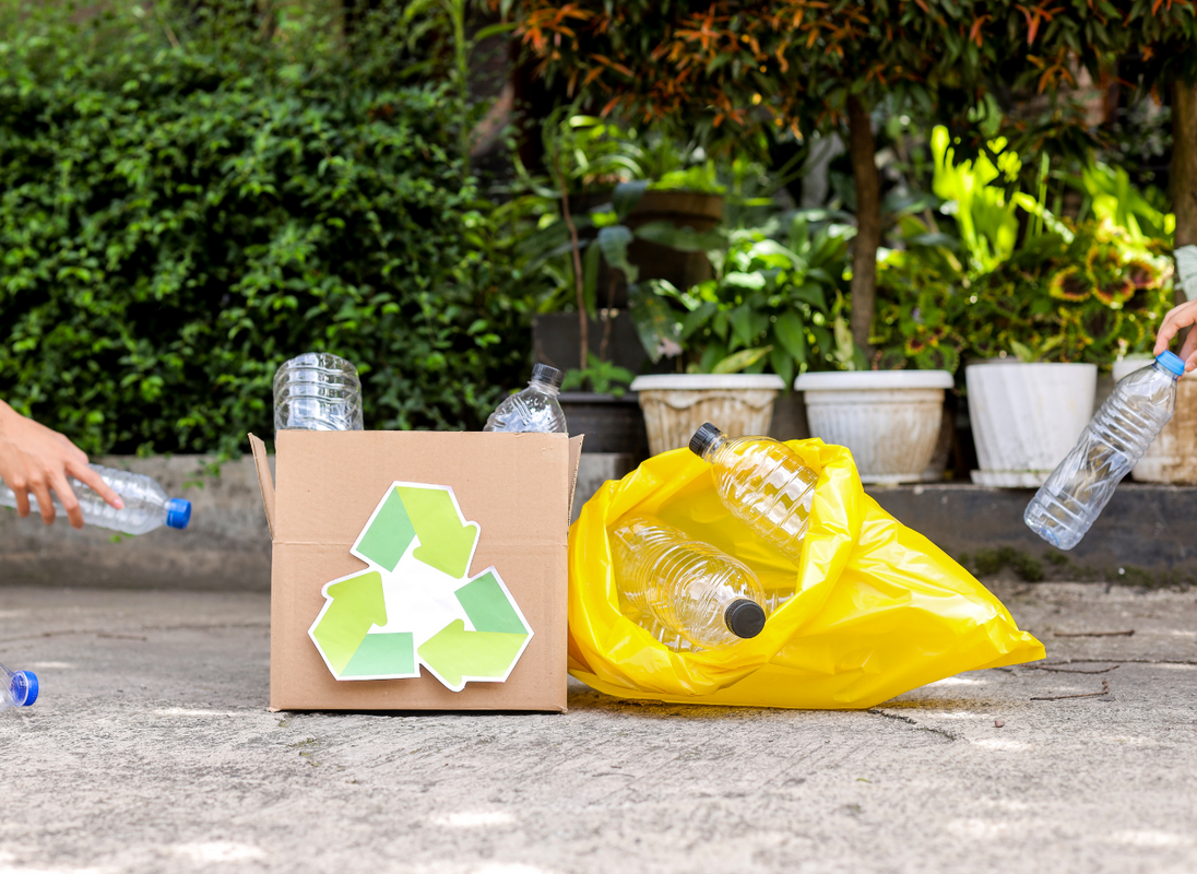 photo de déchets plastique et signe recyclage sur un carton