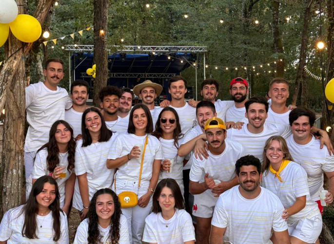 Groupe de jeunes habillés en blanc et jaune dans une forêt