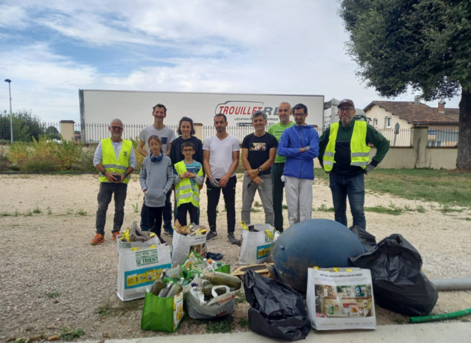 Groupe de personnes en premier plan sacs de déchets
