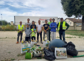 Groupe de personnes en premier plan sacs de déchets