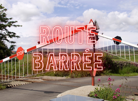 Passage à niveau mention route barrée