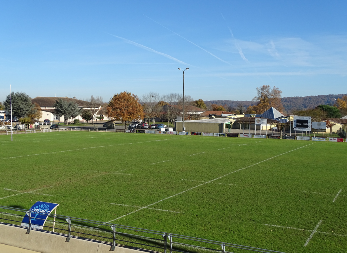 Pelouse verte vue des gradins