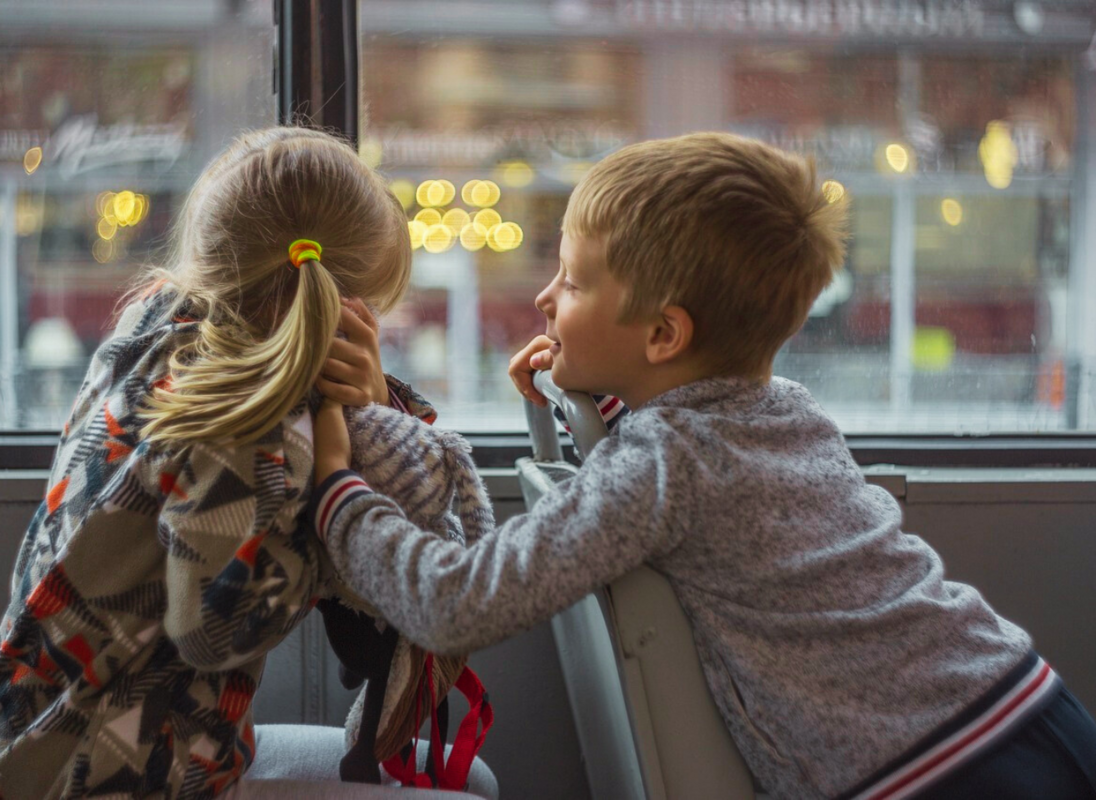 Fille et garçon jouant dans le bus scolaire