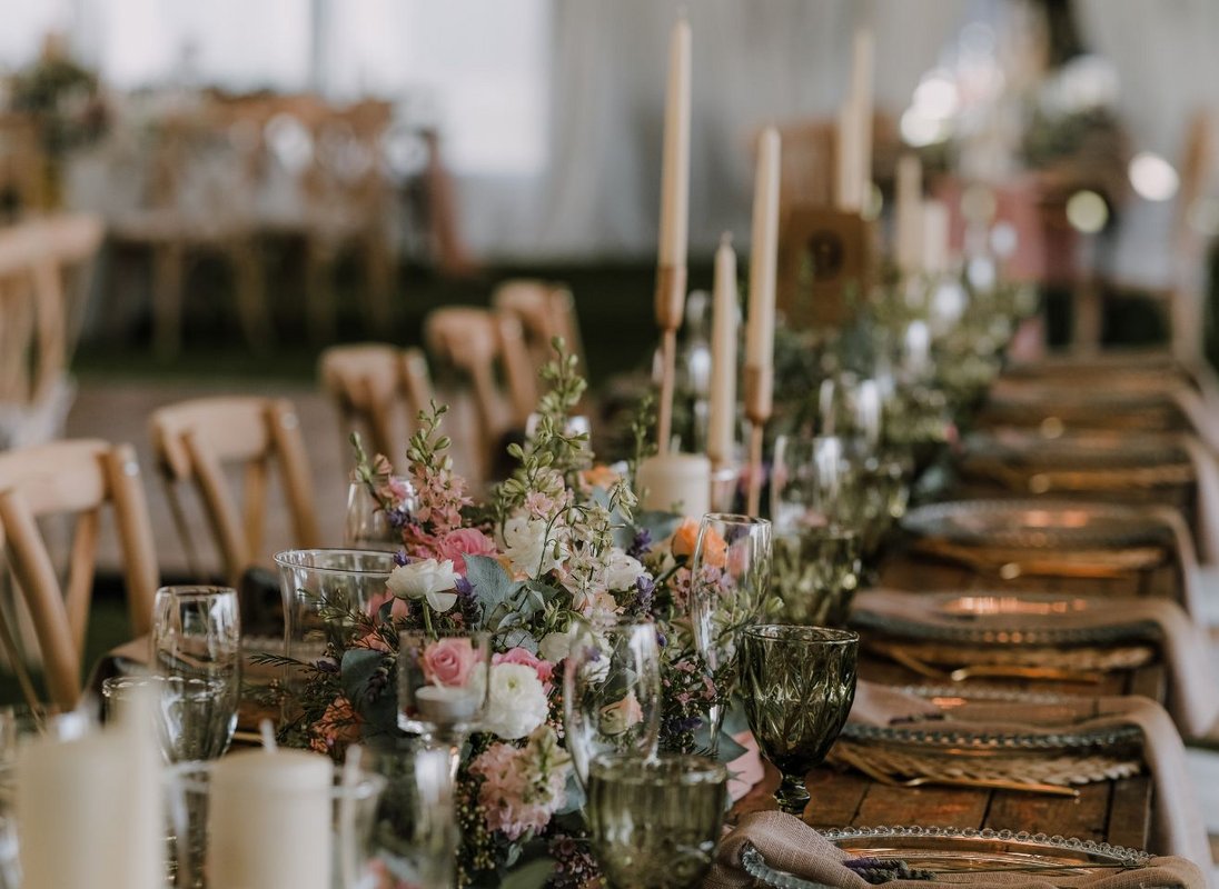 Table dressée pour une cérémonie