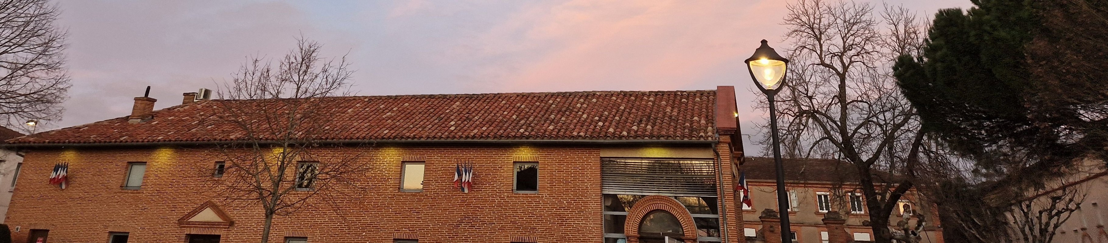 Couché de soleil d'hiver sur le toit de la Mairie