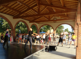 Danseurs et public sous la Halle du Vergnet