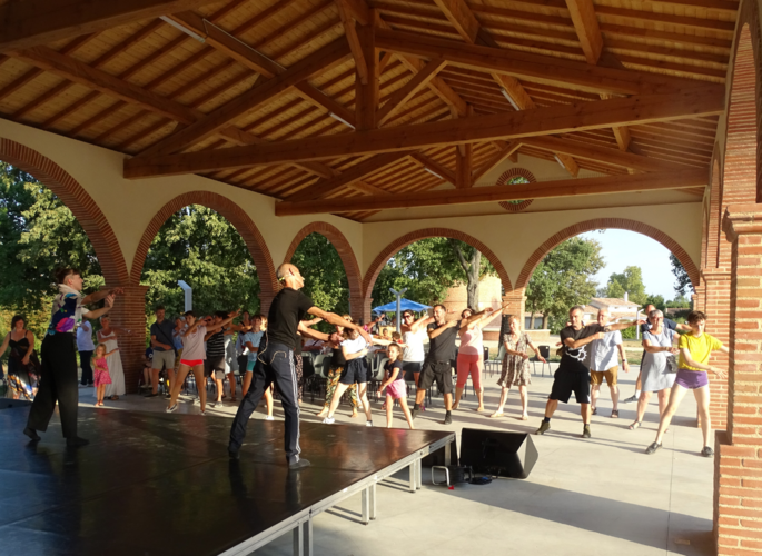 Danseurs et public sous la Halle du Vergnet