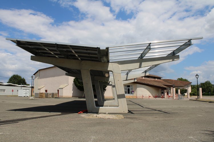 Ombrières photovoltaïques sur plot en béton parking de la salle polyvalente