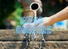 Eau qui coule d'une canalisation dans des mains