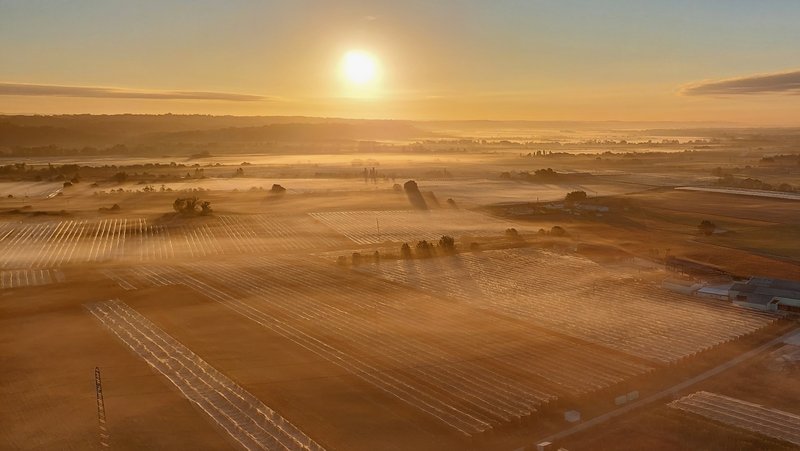Vue du ciel sur les champs de la zone industrielle