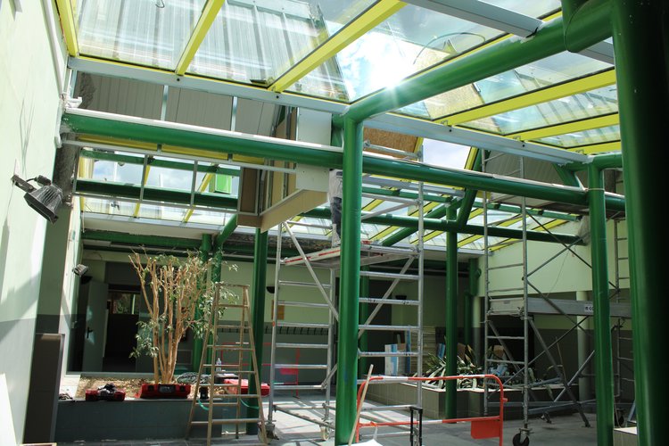Travaux au milieu de la verrière de l'école