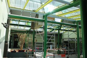 Travaux au milieu de la verrière de l'école