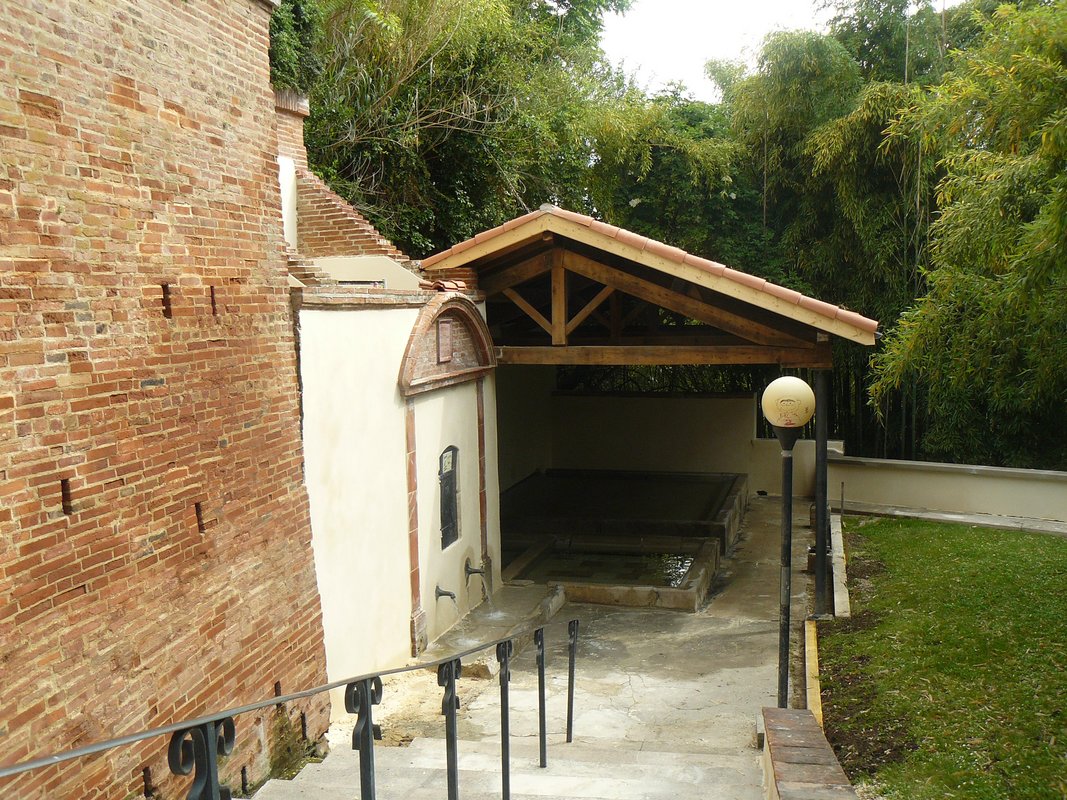 escaliers descendants vers un ancien lavoir charpente bois