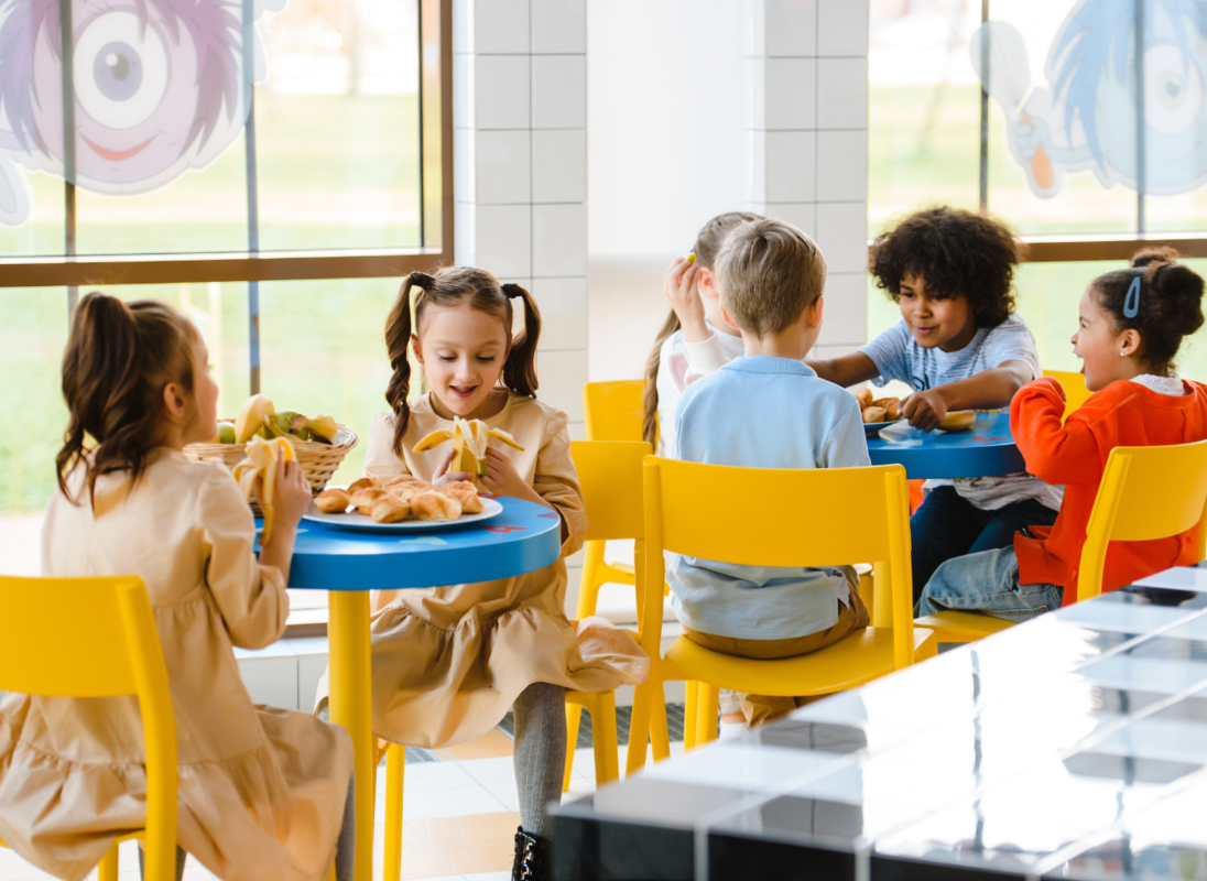 Enfants à la cantine scolaire