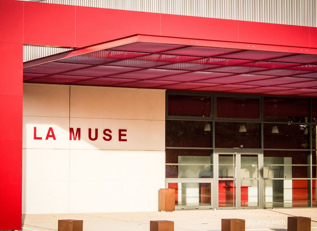 Zoom sur la façade du centre culturelle La Muse structure métallique rouge