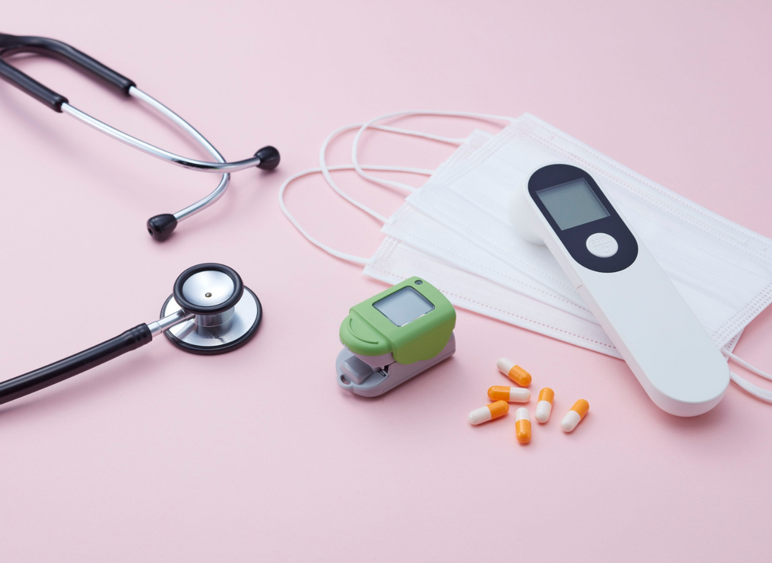 Divers ustensiles de soins stéthoscope et autres