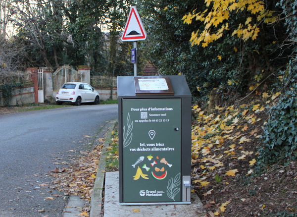 Bac collecteur de biodéchets dans une rue