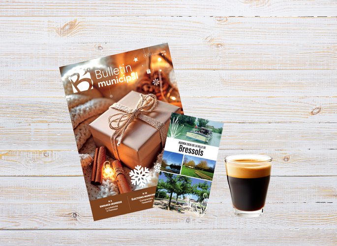 Couverture du bulletin municipal sur fond bois et tasse de café