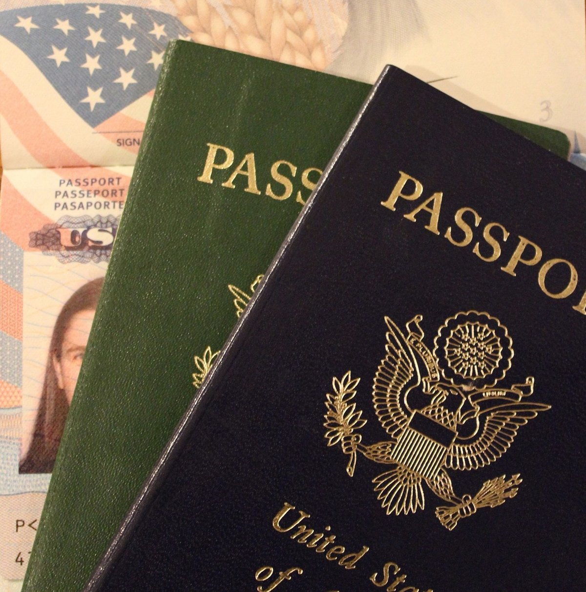Passeport Photo montrant plusieurs papiers d'identité dont deux passeports
