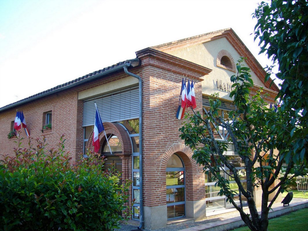 Ancienne ferme brique rouge rénovée en mairie
