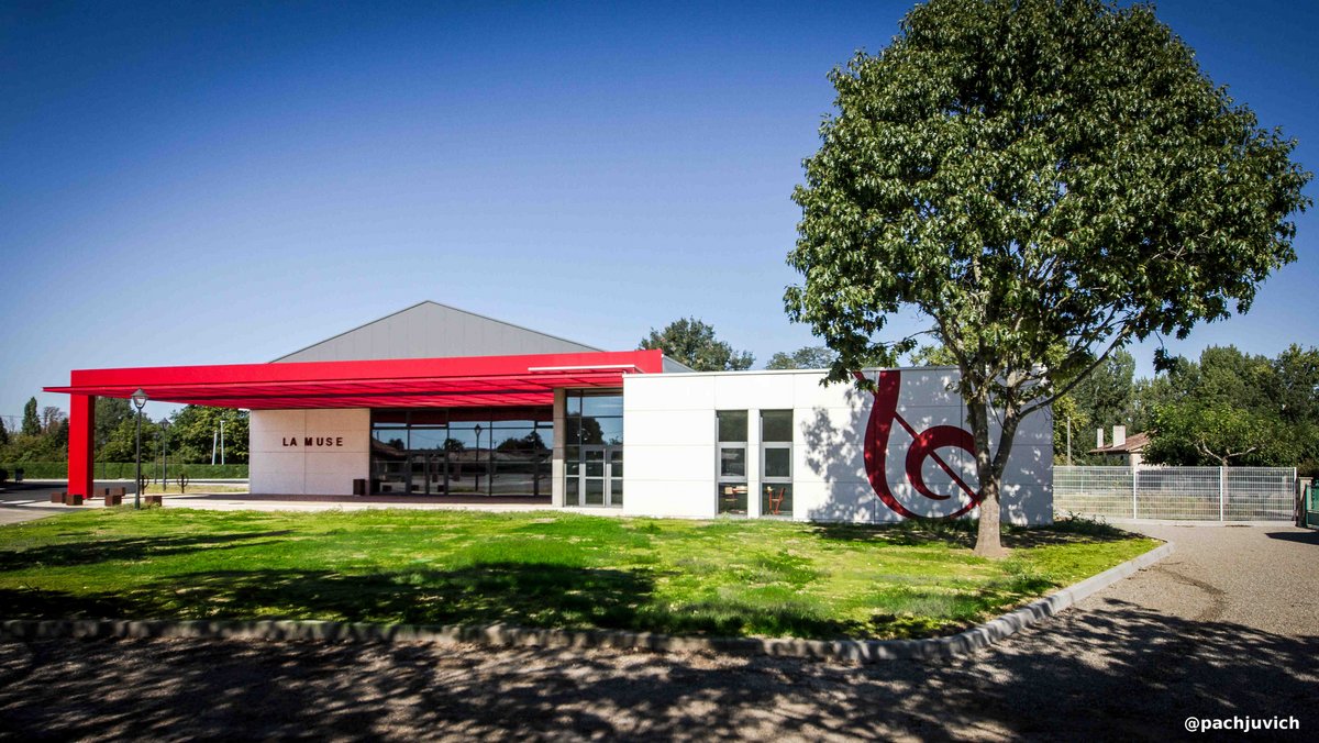 Vue sur la façade du centre culturel la muse