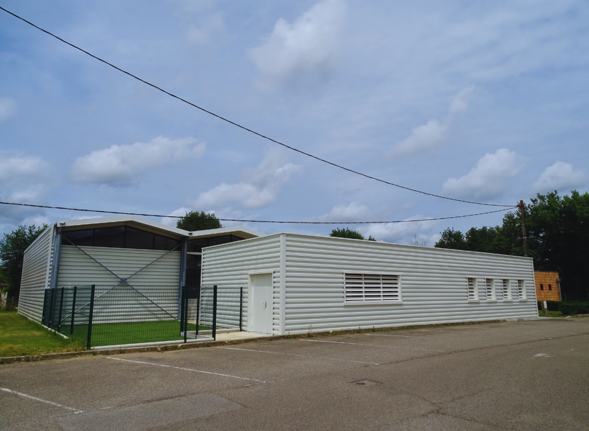 Bâtiment de plein pied en métal blanc