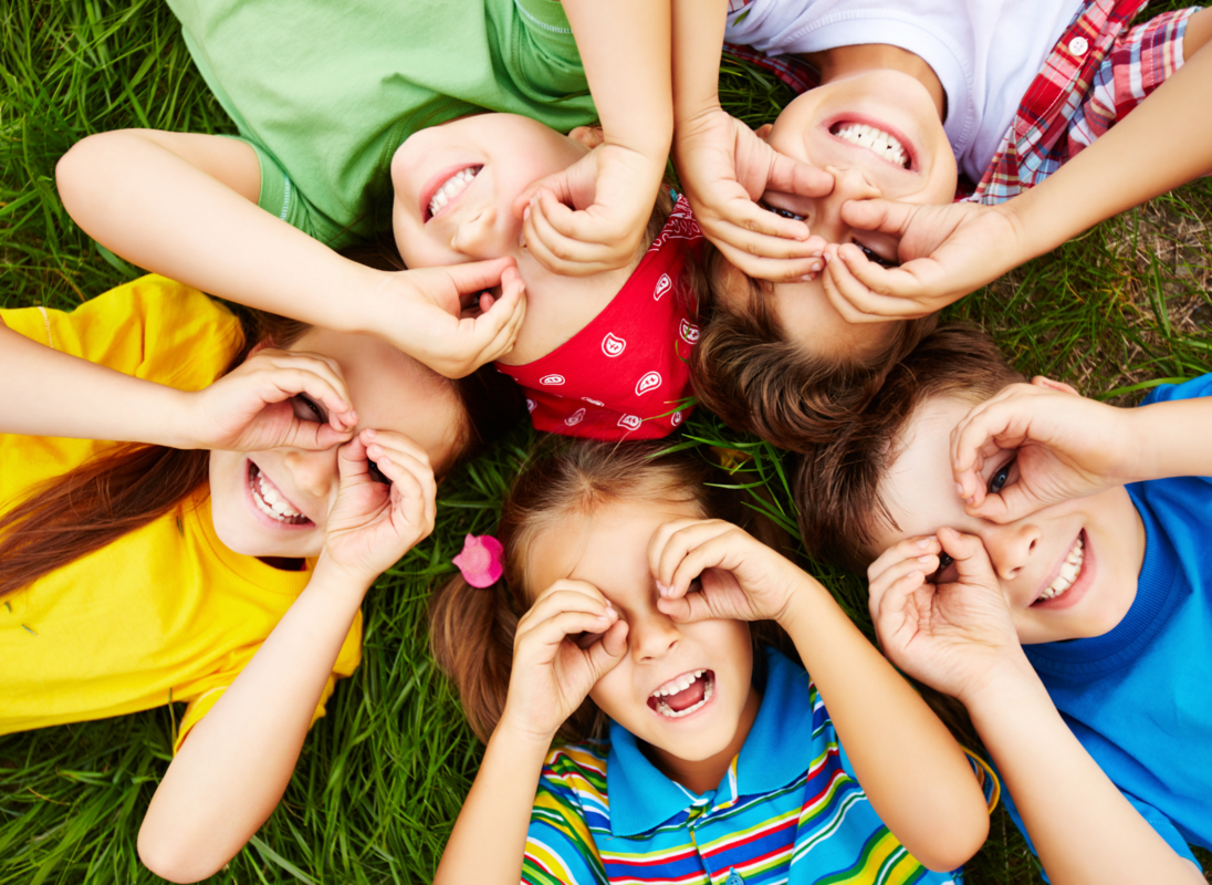Enfant allongés sur l'herbe jouant