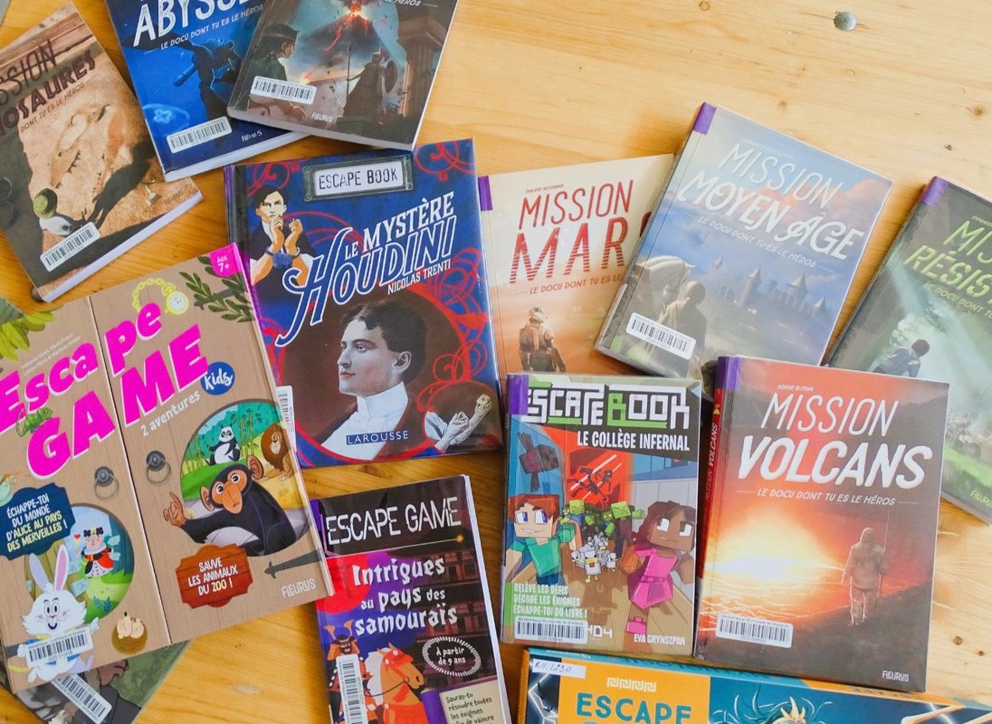 Livres éparpillés sur une table